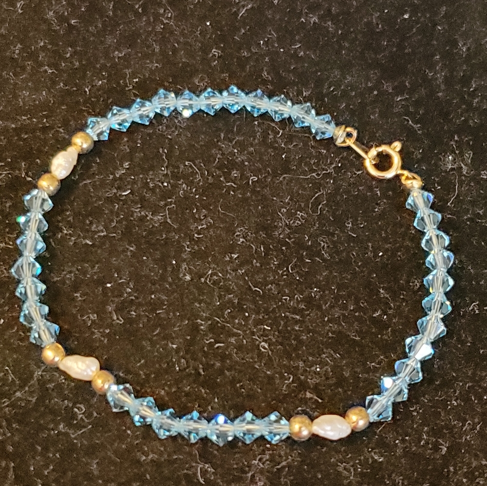 Vintage sparkly blue bead bracelet with faux pearls